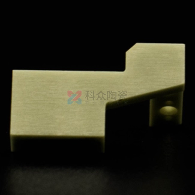在工業(yè)行業(yè)中，科眾陶瓷廠是一家生產氧化鋯氧化鋁陶瓷零件廠家，在加工工藝上有特殊的優(yōu)勢存在，今天給大家介紹一種加工成型工藝，陶瓷注塑加工。